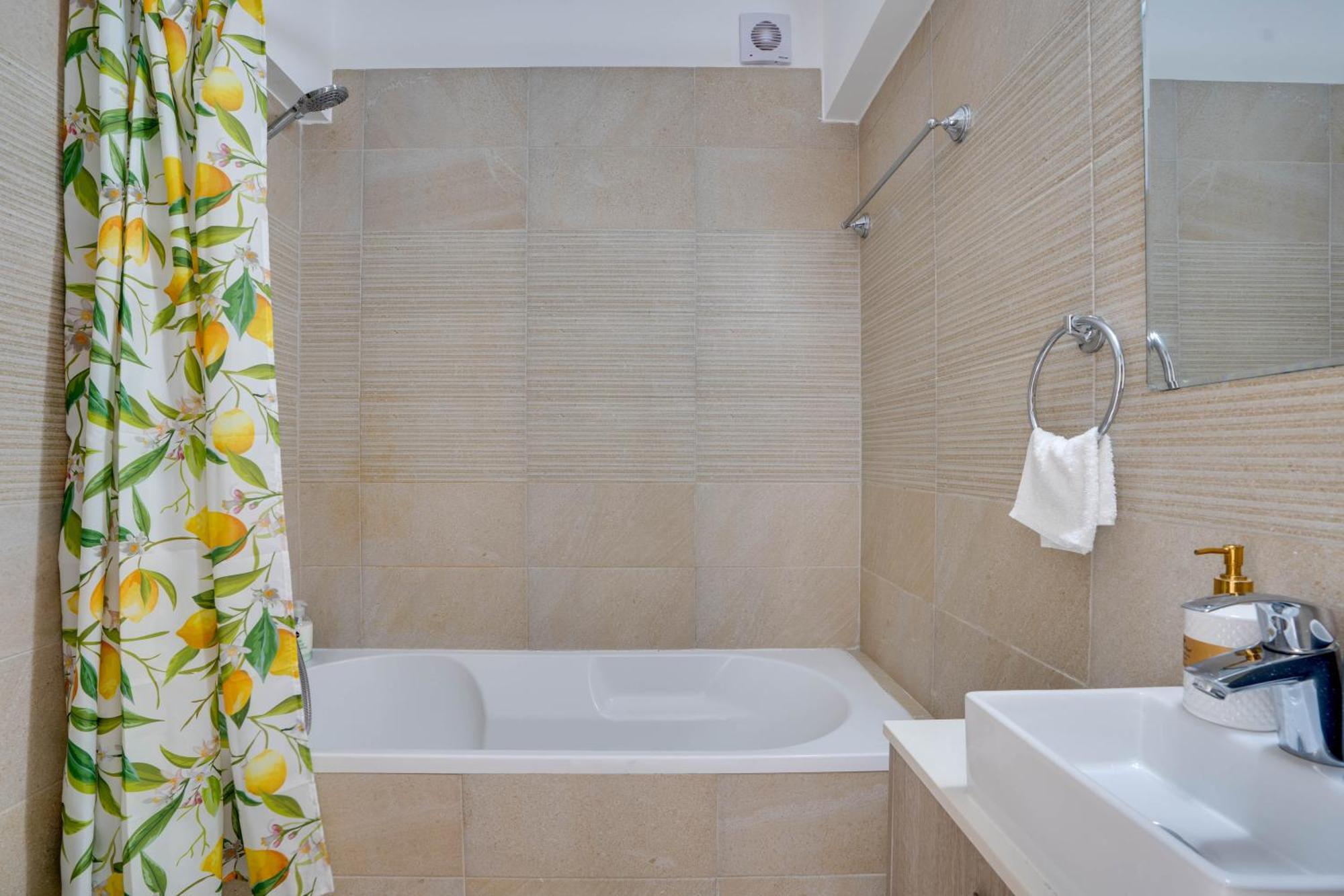 Lemon Paradise City Centre 200M From Beach Larnaca Exterior photo